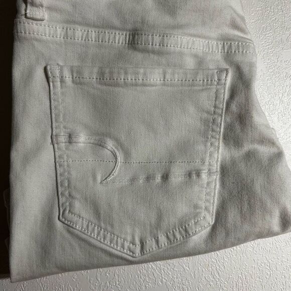 American Eagle White Denim Shorts | Classic Fit | Size 2 - Picture 3 of 8